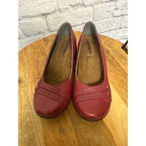 Hush Puppies Red Round Toe Button Detail Slip On Comfort Women's Shoe SZ 8 Wide